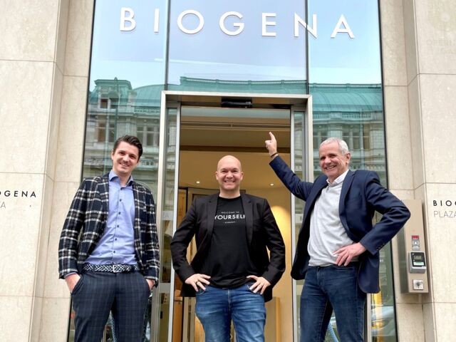 Dominik Konrad (VCM), Stefan Klinglmair (BIOGENA), Wolfgang Konrad (VCM) vor der Biogena Plaza in der Wiener Operngasse